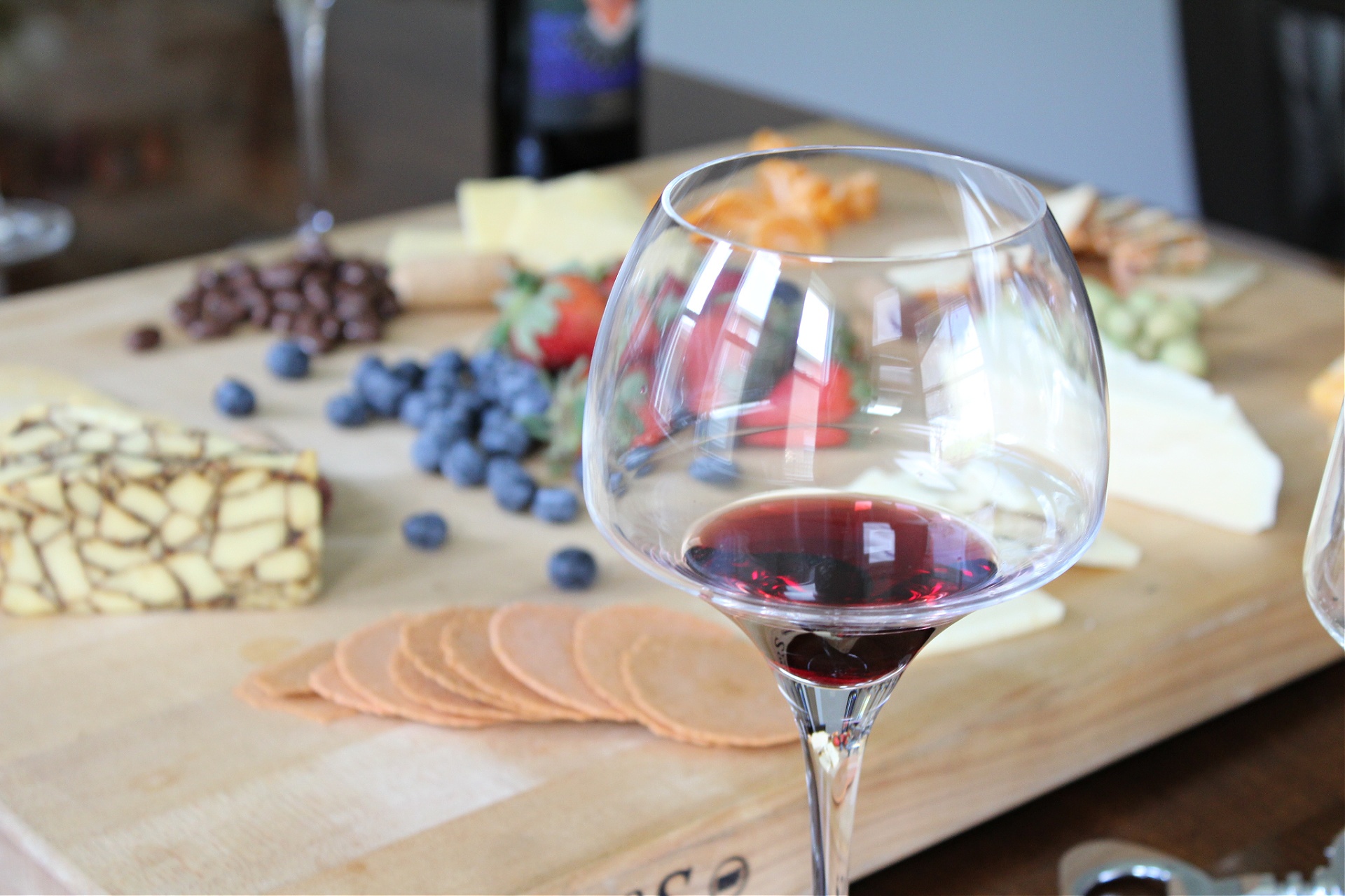 how-to-host-a-wine-and-cheese-tasting-party-wine-and-cheese-pairing